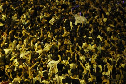 Aficionados del Real Madrid, en la Cibeles para celebrar la decimocuarta Copa de Europa. 