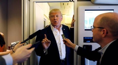 Donald Trump habla con periodistas a bordo del Air Force One.