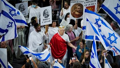 Manifestantes contrarios al primer ministro israelí, Netanyahu, durante una protesta por las medidas del gobierno, el pasado 4 de marzo, en Tel Aviv, Israel.