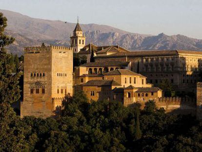 Vista panorámica de la Alhambra de Granada, el monumento más visitado de España.
