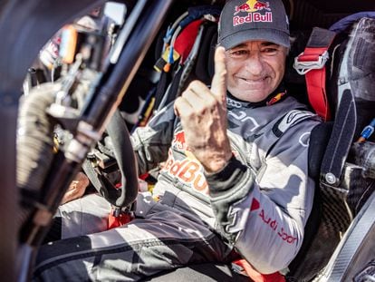 Carlos Sainz, feliz a su llegada a meta tras ganar el Dakar por cuarta vez y con cuatro marcas distintas.
