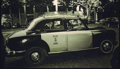 Dal&iacute; en un taxi de Barcelona, en una fotograf&iacute;a sin fecha precisa ni autor conocido.