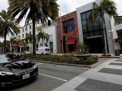 Un coche Tesla aparcado en Beverly Hills. MARIO ANZUON