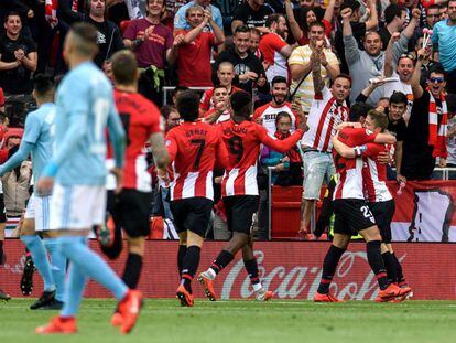 Los jugadores del Athletic de Bilbao celebran el gol de Raúl García ante el Celta de Vigo en San Mamés.