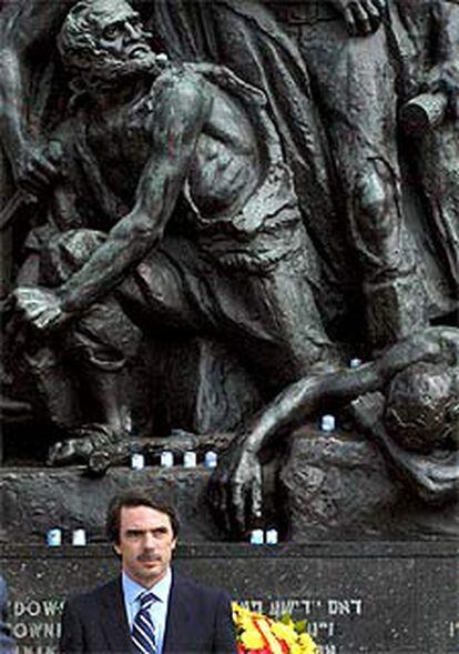 Aznar, ayer, ante el Monumento a los Héroes del Gueto, en Varsovia.