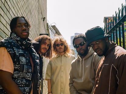 Ezra Collective, con el bajista Tobi Koleoso (segundo por la derecha) junto a su hermano Femi, el líder de la banda.