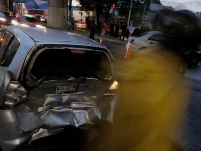 Un auto chocado en avenida Tláhuac en Ciudad de México, en una imagen de archivo.