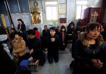 Creyentes católicos chinos en una iglesia en Tianjin. 