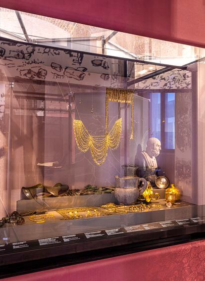 Vitrina de la exposición con las joyas del llamado 'tesoro de Príamo'.