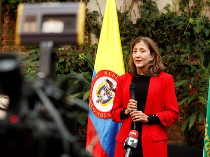 La candidata Ingrid Betancourt habla a los medios de comunicación sobre la Coalición de la Esperanza.