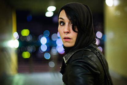 La actriz sueca Noomi Rapace interpreta con solvencia a la 'hacker' Lisbeth Salander en la adaptación cinematográfica de 'Los hombres que no amaban a las mujeres'.