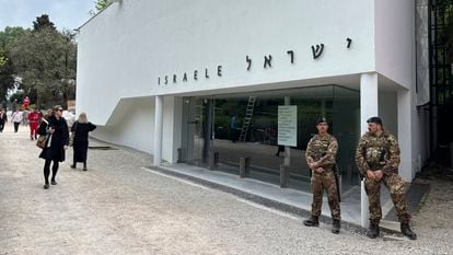 Soldados italianos resguardan el pabellón de Israel en la Bienal de Venecia, este martes.