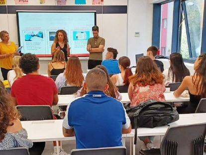 Presentación del ciclo de Integración Social a alumnado en un centro CCC en Madrid.  