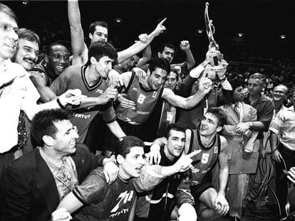 La plantilla de la Penya celebra la Copa de Europa en 1994.