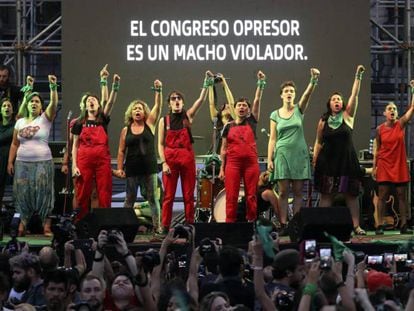 La protesta feminista en el exterior del Congreso argentino en Buenos Aires.