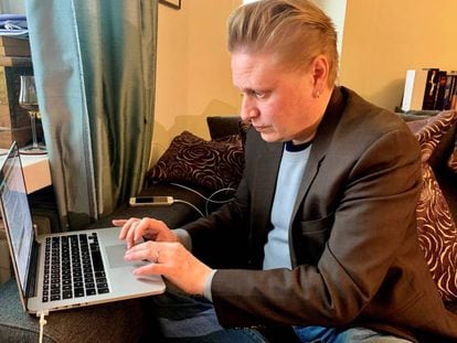 El periodista y escritor Tuomas Muraja, trabajando en su casa en Helsinki.