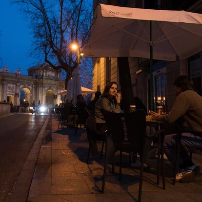 Terraza llena en la tarde del sábado en la calle de Salustiano Olózaga junto a la Puerta de Alcalá.
