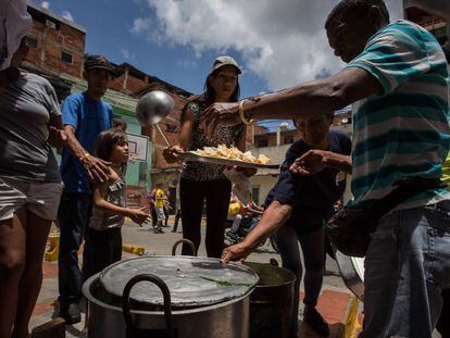 Un grupo de personas prepara una sopa en un barrio de favelas de Caracas en 2016. 