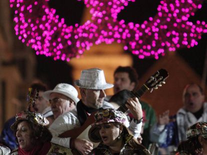 Una batea de un carrusel de coros cantando su repertorio por las calles del casco histórico de Cádiz.