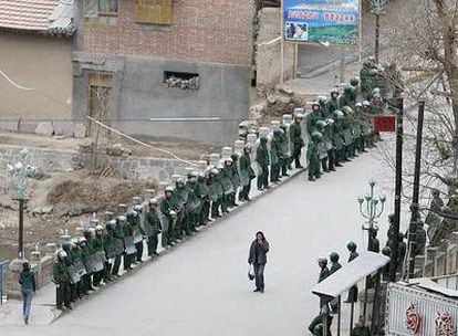Policías antidisturbios vigilan el puente que da acceso al monasterio de Labrang, en la provincia china de Gansu.