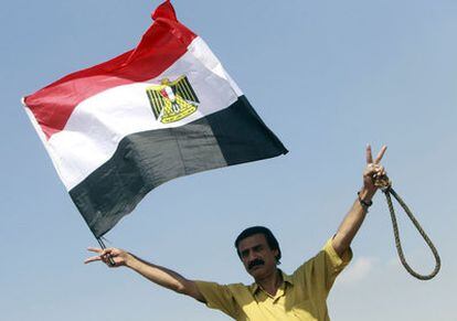 Un manifestante antiMubarak sostiene una bandera egipcia durante una protesta en El Cairo el sábado pasado