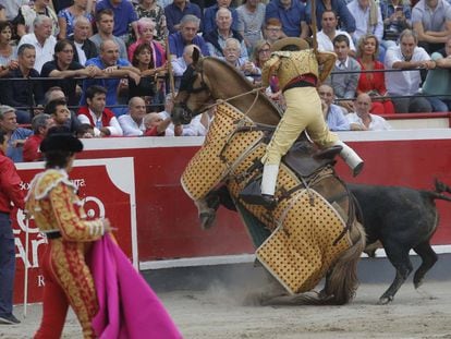 El toro que abri&oacute; plaza empuj&oacute; y derrib&oacute; al caballo de picar. 