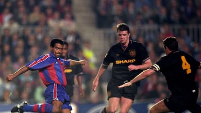 Barcelona's Romario (l) fires his team's second goal past Manchester United's Steve Bruce (r) and Gary Pallister (c)  (Photo by Tony Marshall - PA Images via Getty Images)