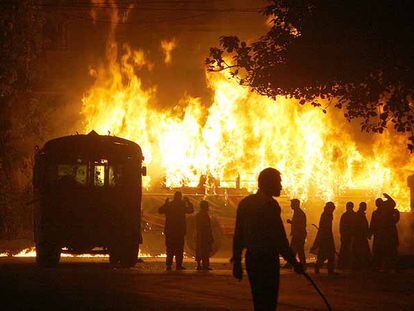 Disturbios en Karachi anoche tras el asesinato de Benazir Bhutto.