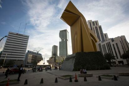 Escultura El caballito, de Sebastián, en el paseo de la Reforma.