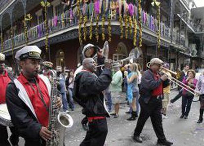En Nueva Orleans, las celebraciones se hacen a ritmo de jazz y es t&iacute;pico regalar collares.