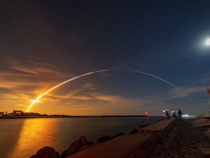 El cohete SLS impulsa la nave Orion durante el lanzamiento de la misión Artemis 1 desde Florida (EE UU).