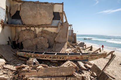 Otra vista de la escuela donde trabajaba Mouhamadou Moussa Gaye, destruida por el mar.