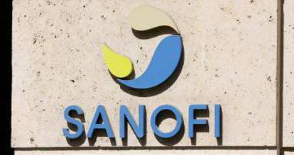 Logo de Sanofi en su edificio en París, Francia.