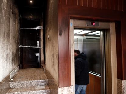 Vista del acceso a la vivienda tras el incendio, que se ha saldado una herida grave y otras cinco personas afectadas leves por inhalación de humos.