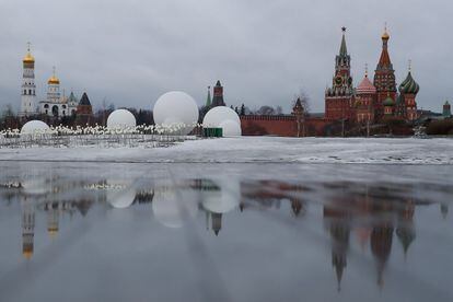 Una vista general del Kremlin y la catedral de San Basilio en el centro de Moscú.