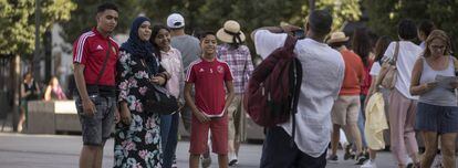 Un grupo de turistas árabes pasea por Madrid.