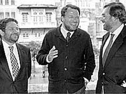 Juan Manuel López Benjumea, Alfredo Sánchez Monteseirín e Isidoro Beneroso, ayer, antes de la reunión en el Ayuntamiento de Sevilla.