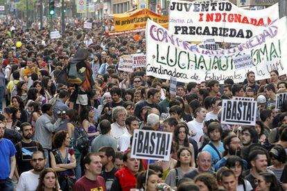 Cerca de dos mil jóvenes se manifiestan con pancartas la precariedad, el paro y la privatización de la educación.