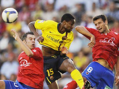 Keita salta entre Boris y Palacios para cabecear el balón.