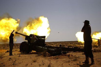 Los rebeldes atacan Sirte, la ciudad natal de Gadafi, con fuego de artillería.