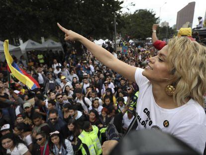 Adriana Lucía canta en el concierto en apoyo de las protestas en Colombia.