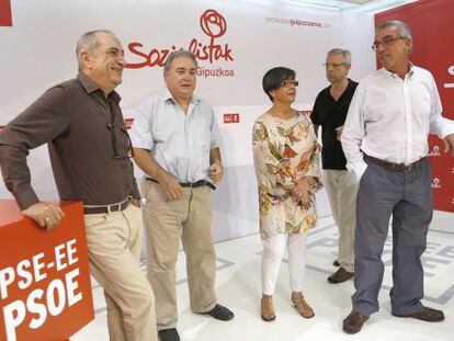 Iñaki Arriola, primero por la izquierda, junto a otros cargos del PSE de Gipuzkoa.