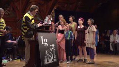 El ganador del Ig Nobel de Fisiología por dejarse picar por abejas, durante la ceremonia.