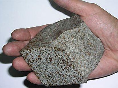Fragmento del meteorito de Reliegos en el Museo Geominero.