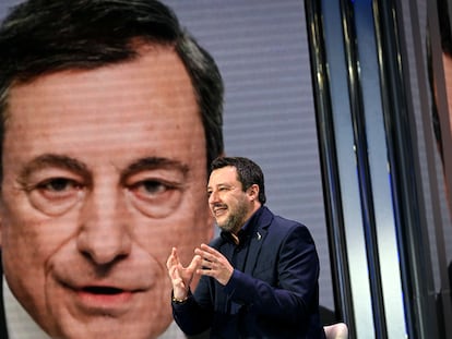 El secretario del partido de la Liga italiana, Matteo Salvini. Tiene como telón de fondo una imagen del expresidente del BCE, Mario Draghi, en Roma, Italia, el 11 de febrero de 2021.