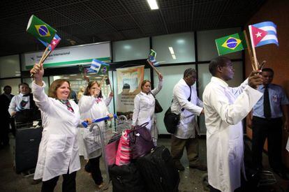 M&eacute;dicos cubanos llegan el s&aacute;bado al aeropuerto de Brasilia.