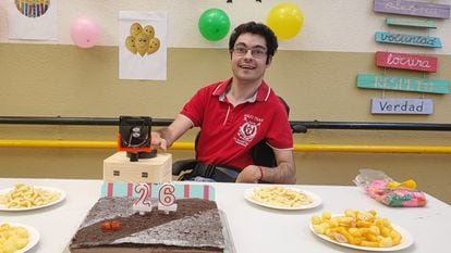 Rubén, usuario de Aspace, celebra su cumpleaños con el soplador de velas, en una imagen cedida por la asociación.