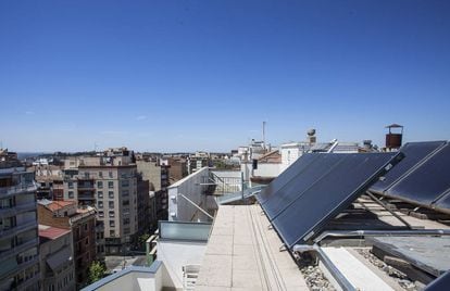 Placas solares en el tejado de un edificio de Barcelona. La Unión Europea quiere que en 2030 el 32% de la energía eléctrica que se consuma provenga de fuentes renovables.