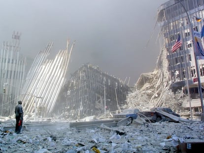 Un hombre, entre los escombros, tras el colapso de la primera torre del World Trade Center, el 11 de septiembre de 2001.