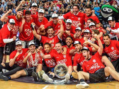 Los jugadores del Retabet Bilbao Basket celebran el ascenso a la Liga Endesa.